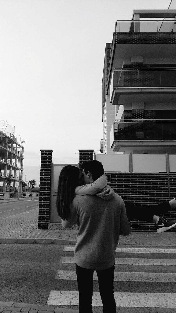 Na tym świecie jest tylko jeden człowiek, który idealnie dopasuje swoje usta i dłonie do naszych.'