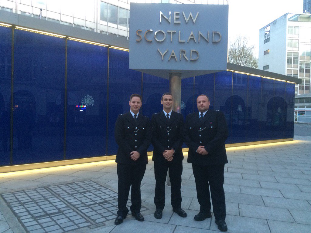 MPSHackney's tweet photo. #ResponseE 3 of 6 Hackney Officers receiving Assistant Commissioner's commendations for Courage &amp; professionalism https://t.co/qqxX67TaYW