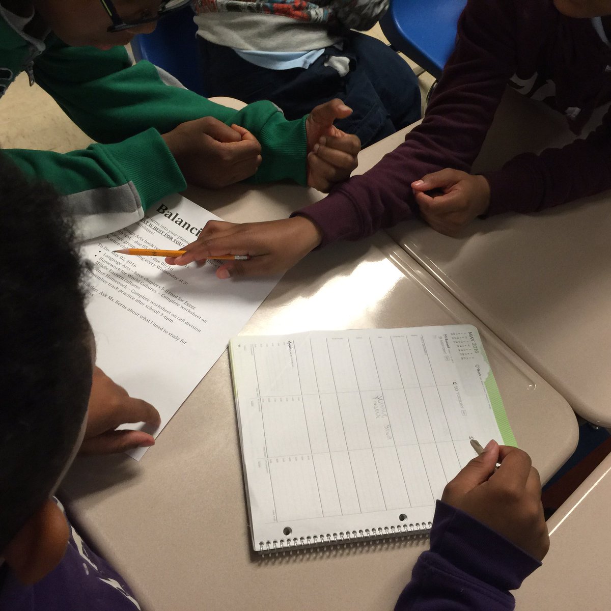 DMSCounseling's tweet image. Getting 5th grade students prepared for MS #combinationlocks #organization #schedules @scholarsk8 #transitionlessons