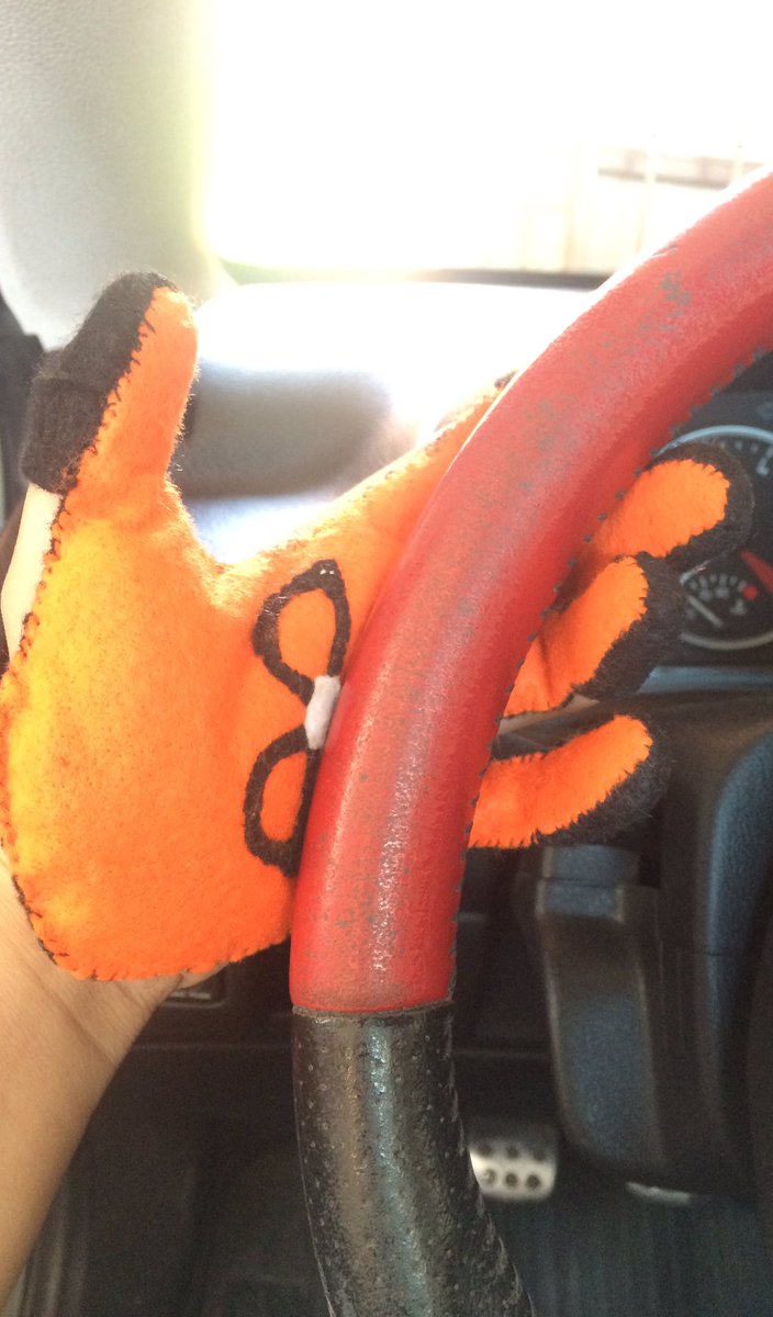 viviseaa's tweet photo. Driving with @OITNB 🍊 @LauraPrepon #AlexVause https://t.co/iZmvNDx6YQ