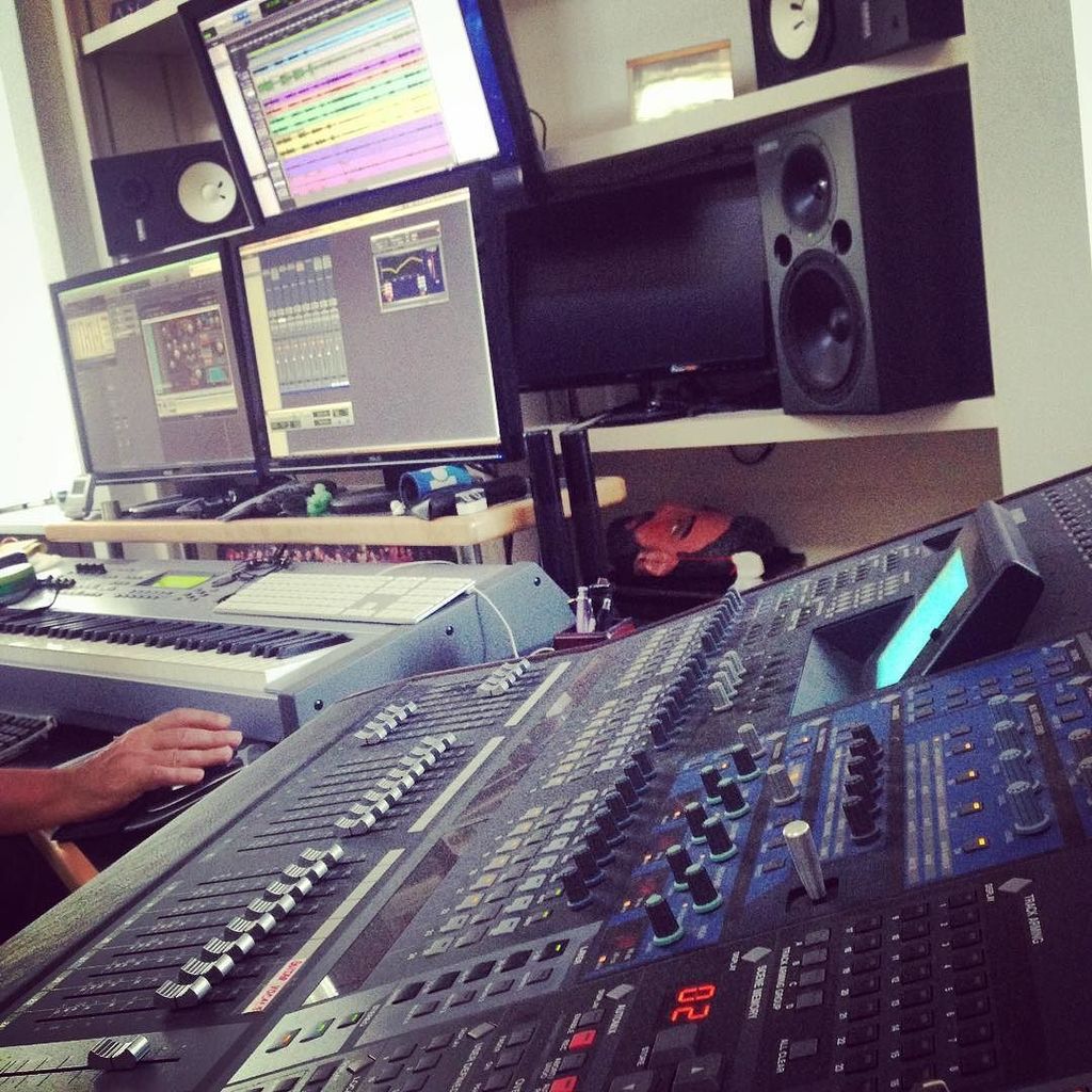 producerpassion's tweet photo. Sound mixing lessons with @notthedrummer #protools #mixingtable by cinexa https://t.co/y8izleSawl