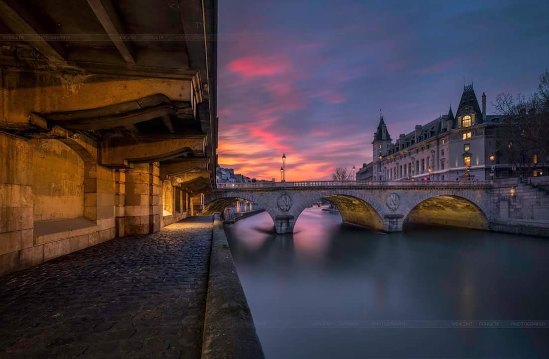 Tonight the Sun sleeps under the Pont St-Michel (built in 1857). #Paris  © Vincent Fargeix via <a href="/VisitParisIdf/">Paris Tourisme</a>
