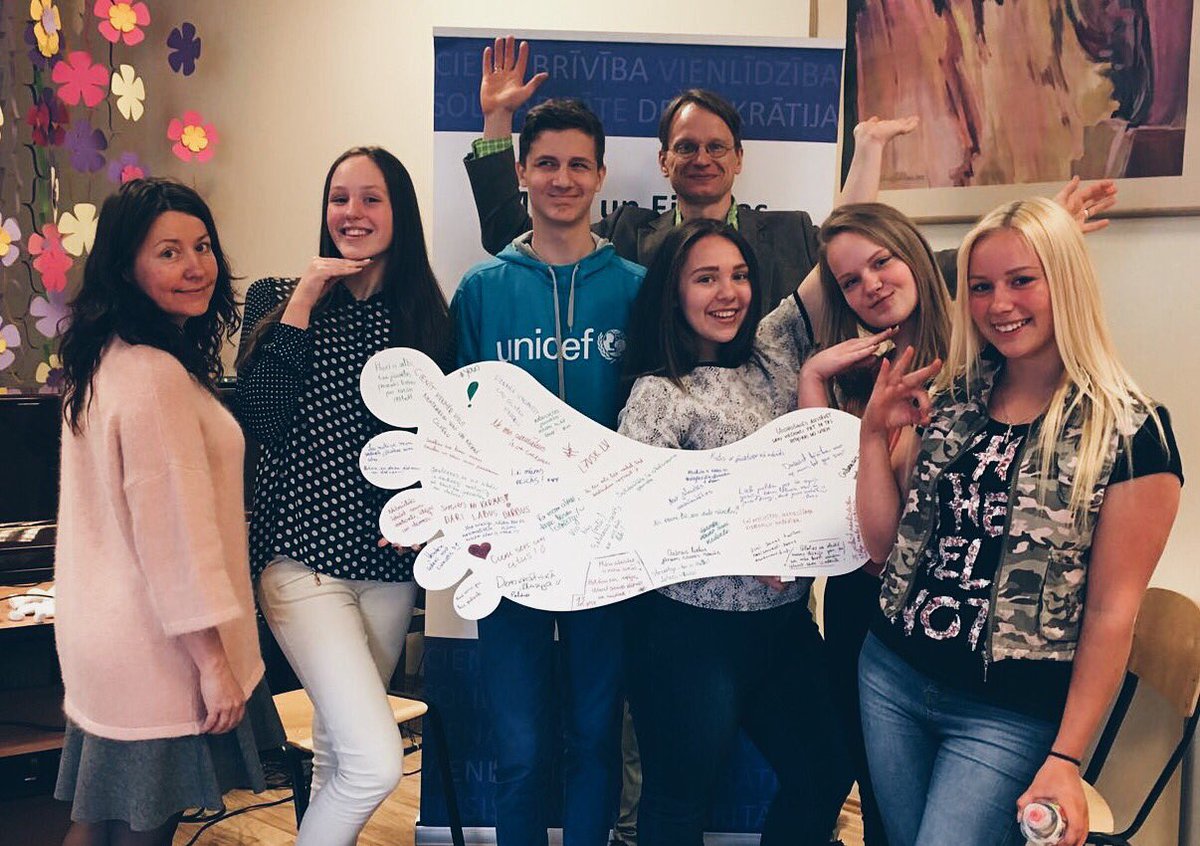 84_pasparvalde's tweet photo. Ar cerību, ka arī starp mums aug nākamais Eiropas parlamenta diplomāts, paldies, "Eiropas pēdas Latvijā.2016"! 🤓🇱🇻 https://t.co/aj3uaOwkk4