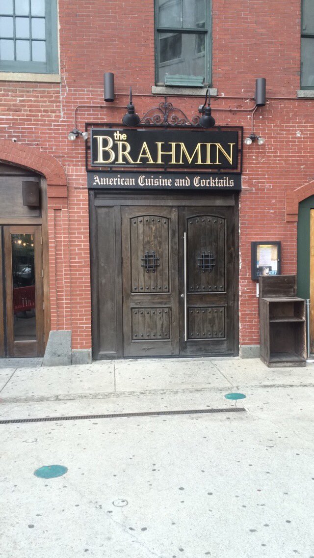 Zaackaattaack's tweet photo. @Unitvectori saw this in Boston and had to share with you! #datenightdestination #mistersoraccofootsthebill #brahmin https://t.co/LyHdmGnRci