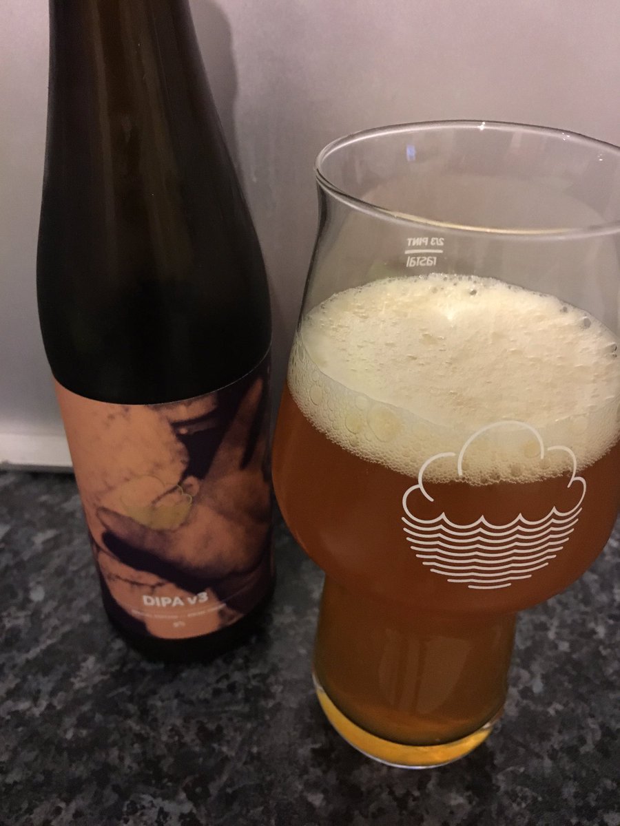 Beer_Guerrilla's tweet photo. Going in for #CraftBeerHour with the bangin' @cloudwaterbrew DIPAv3 #bigonesonaschoolnight 👊🏻🍻👊🏻 https://t.co/AuGuWDJYuX