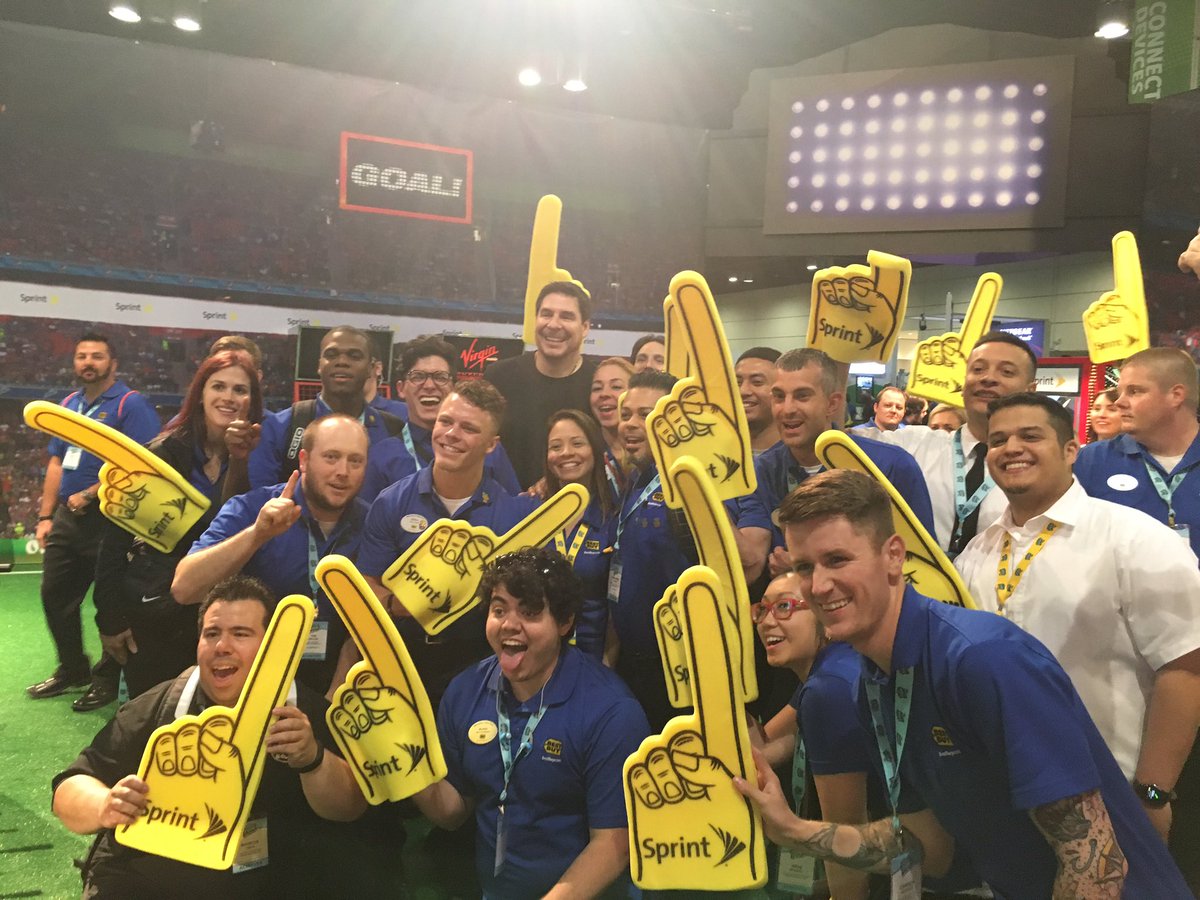 gfresse's tweet photo. @marceloclaure getting love from the blue shirts. https://t.co/GdKuRPWAFe