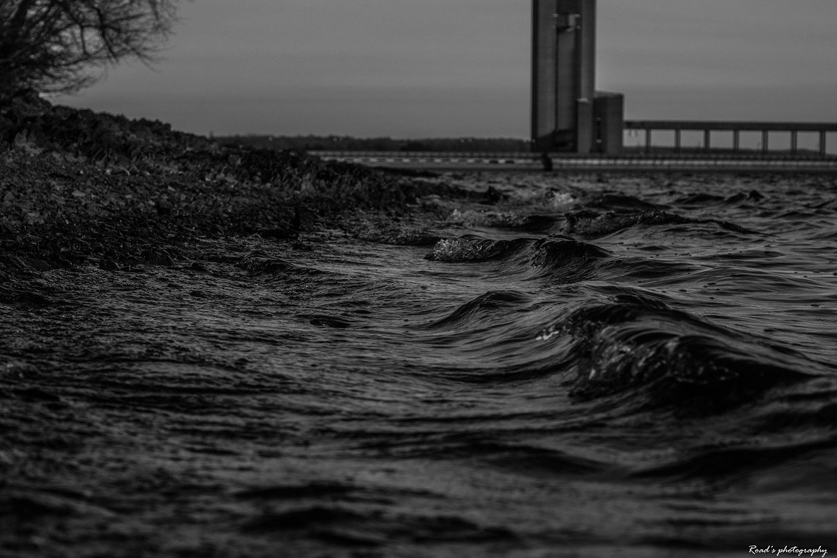 RoadsPhotos's tweet photo. Fighting against the tide...
#lake #water #tide #photography #blacknwhite https://t.co/Kp9bQwSwSm