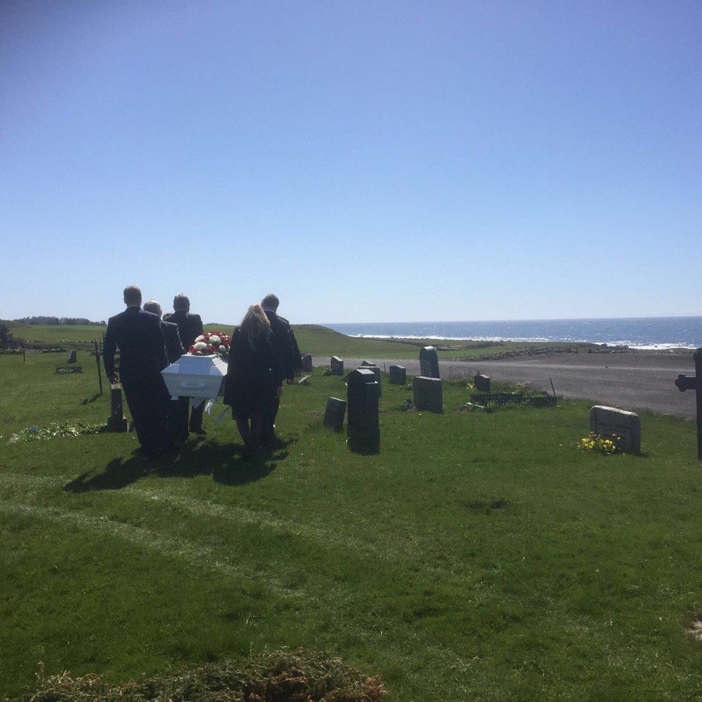 sponsorconsult's tweet photo. Idag ble mor begravet på verdens fineste kirkegård ytterst ved havet. #varhauggamlekirke #fredet https://t.co/ntpnOWAKgn