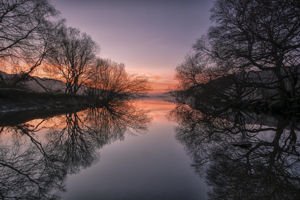 Sunset reflections on Llyn Padarn @ruthwignall <a href="/ItsYourWales/">It's Your Wales</a> @snowdonsplendor @snowdonwalks @visit_snowdonia