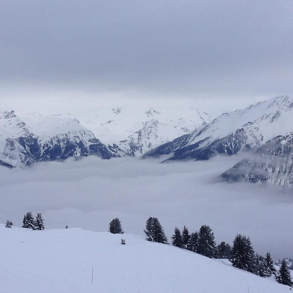 MontagneJadore's tweet image. Cloudfloor and cloudroof / View from Dou du Midi slope (2188 to 1475 m) / Courchevel / France / 24-02-2016 #cloudfl…