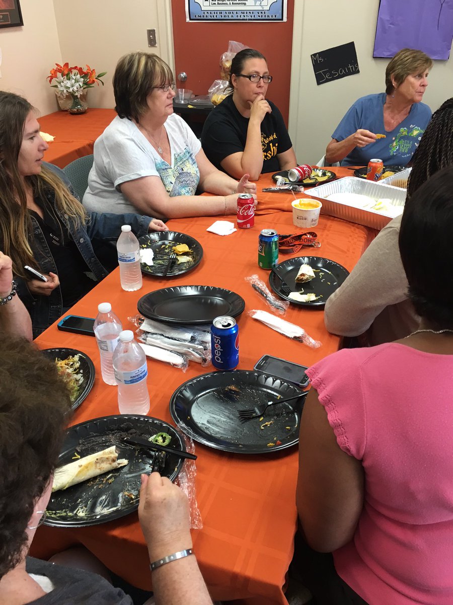 piperprincipal's tweet photo. This Week #TeacherAppreciationDay and Last Week #AdminstrativeAssistantDay !!! It's a Bengal Celebration !! https://t.co/aOIBY25I29