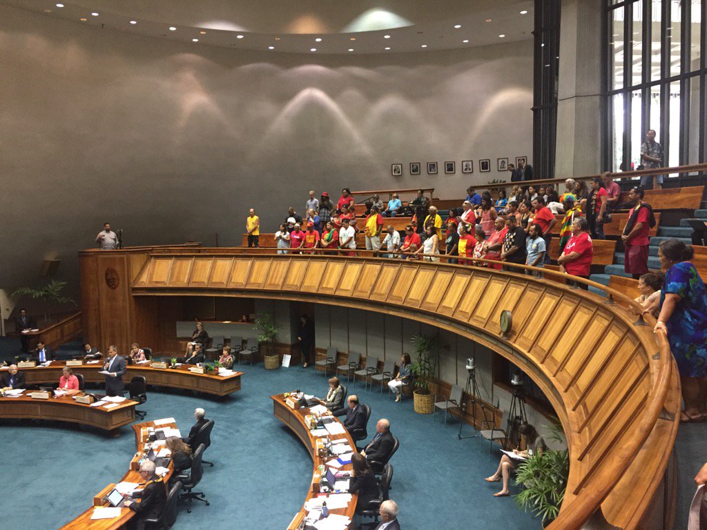 sierraclubhi's tweet photo. People stand in opposition to HB2501 as senators debate it. #FreeTheStreams https://t.co/5sCuoNN5ki