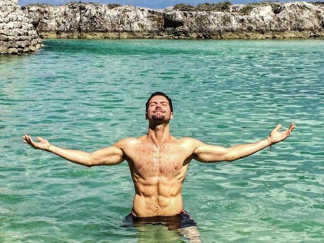 NBCUniverso's tweet photo. Aquí las mejores 📸 de @martinezmau en las redes sociales 😍 #PapacitoAlert 🔥 -> https://t.co/pSXXbCX71x https://t.co/Uk6RsdJwEg