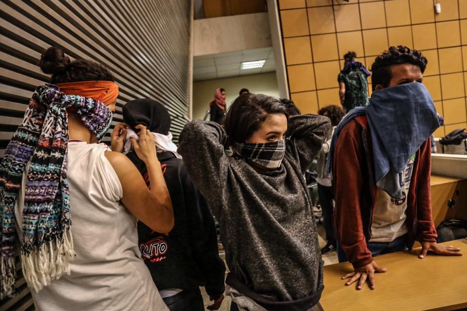 OS ALCKMISTAS ESTÃO CHEGANDO
A tropa de choque já esta na Alesp para retirar os estudantes com violência da ocupação