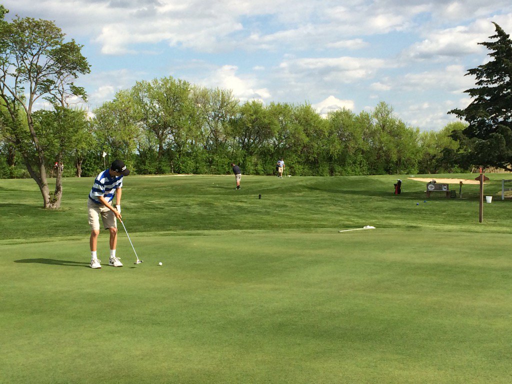 LyonsMSPrinKL's tweet photo. Nick on 9 green. Made par. #lyonsgolf2016 https://t.co/pL8ZpfzCqX