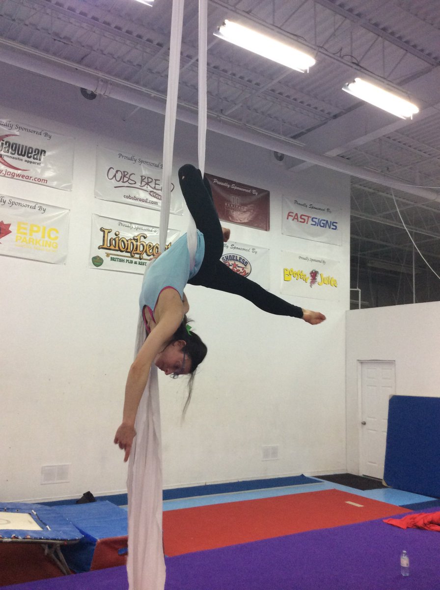 TCirqusArts's tweet photo. My #Tuesday afternoon. Just #floating around. 
#silks #aerialsilks #practice #toronto #weddingideas #eventideas https://t.co/vLUuKKJ9og