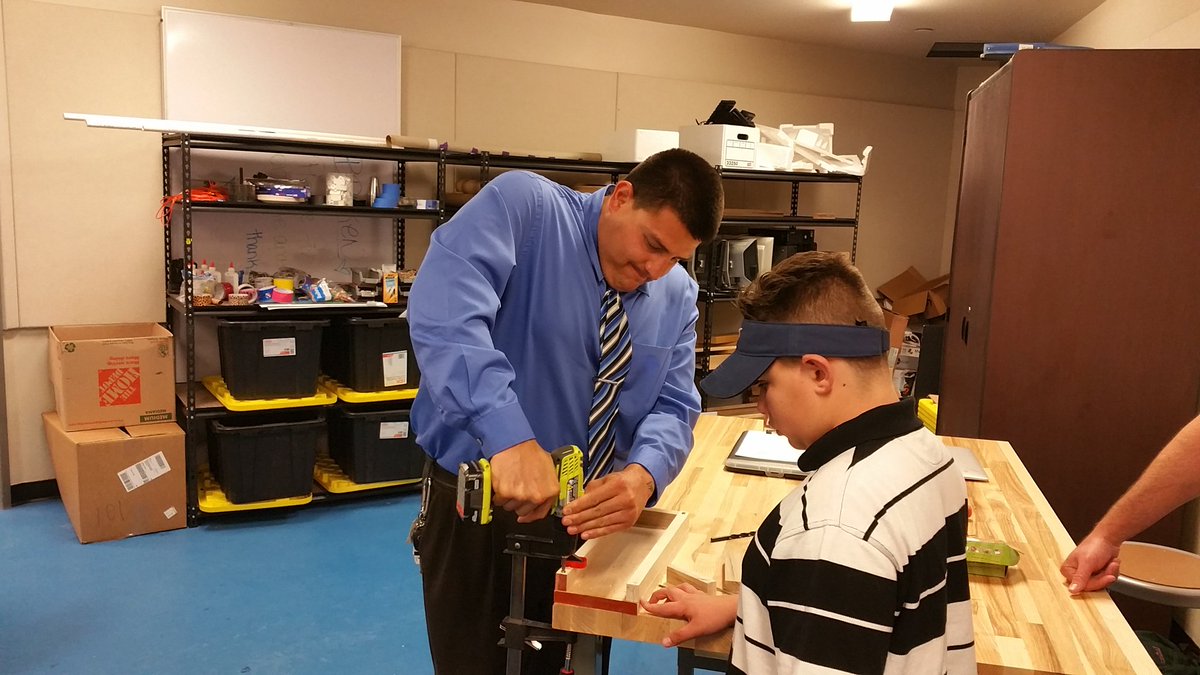 techteacher88's tweet photo. @JFloresPMS_AP goes beast mode in the @MakerSpace! #pumaway #pumatech https://t.co/8yiFcGGzEB