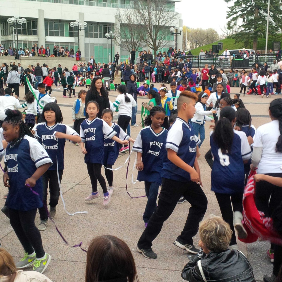 garbearmcgilvs's tweet photo. Dancin' up a storm @ Albert Campbell Square #Pineway https://t.co/soQW3Ow74X