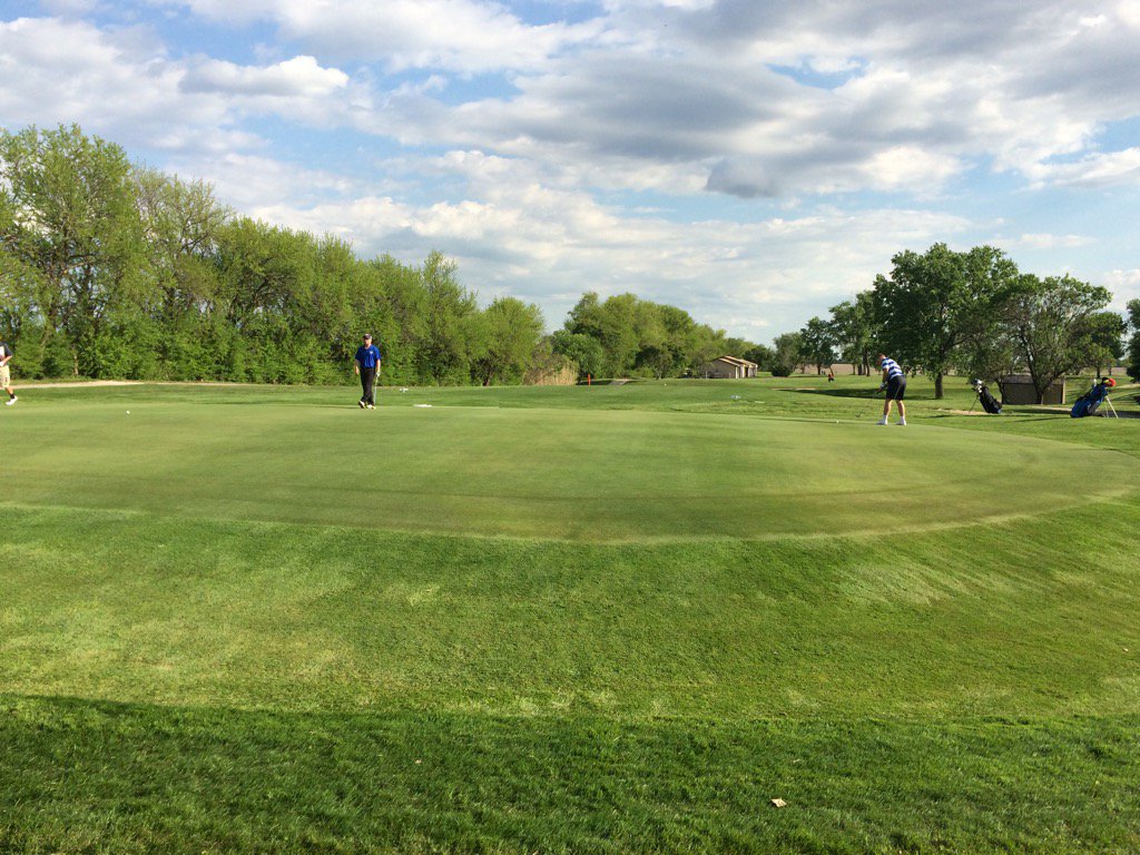 LyonsMSPrinKL's tweet photo. Cody will a longggg putt on #6. #lyonsgolf2016 https://t.co/Dxs7Zyccrl