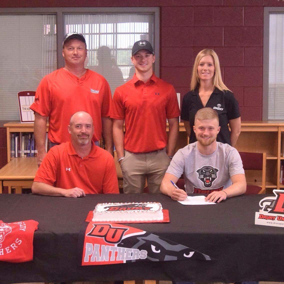 Houndawggolf's tweet photo. Newest Drury University golfer Josh Fronabarger! They got a good one! @houndawgsports @OzarksOzone @OzarkPreps https://t.co/gOB1W3lzlJ