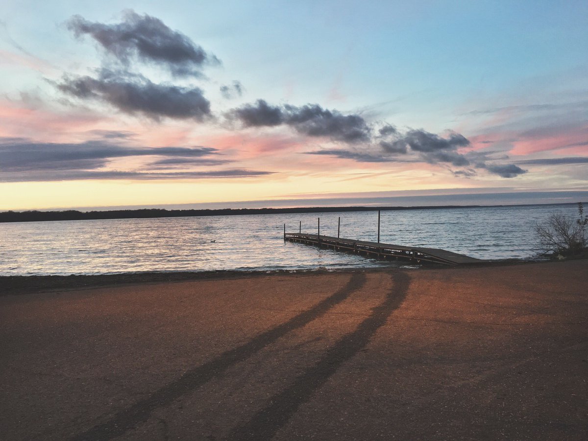 Fakelizz's tweet image. Spent the past week writing on a nice lake vacation ☺️