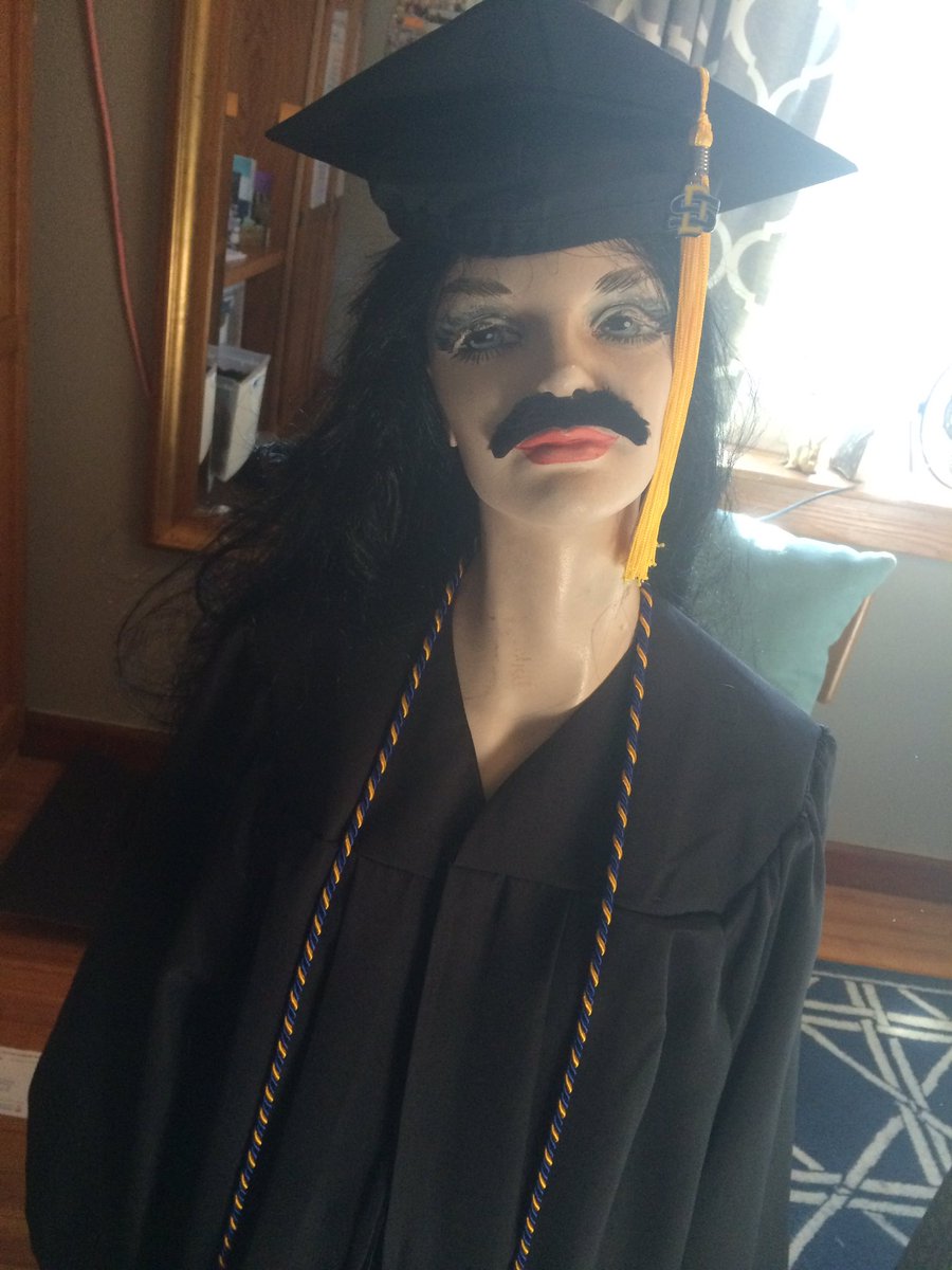 madeye_kerr's tweet photo. Graduation Selfie! #sdstate16 #Mandi https://t.co/I7GiguhkpM