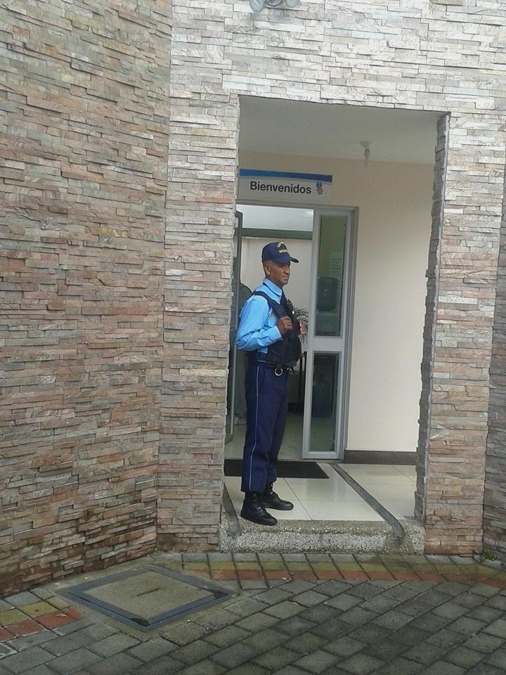 ConocotoExige's tweet photo. Baños del Infocentro conocoto ni son de uso público @IConocoto lo dice el guardia https://t.co/iUgOATNDal