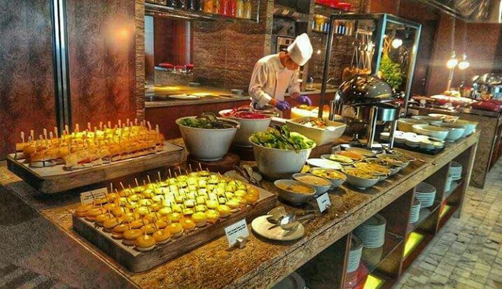 GrandHyattKL's tweet photo. After long meetings, everyone deserves a #GRAND spread to recharge. #LoftKitchen #GrandResidence. Photo by @yygan23 https://t.co/bug9kQ0QLX