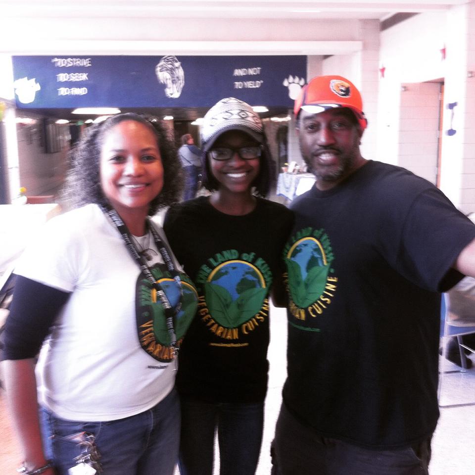 veganlivingprgm's tweet image. The #LandOfKush team setting up at yesterday's #10thElementOfHipHop #HipHopGreen Dinner!
