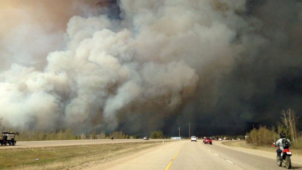 Apocalípticas imágenes del gran incendio de Alberta, Canadá ChkcYxeUoAANhIR