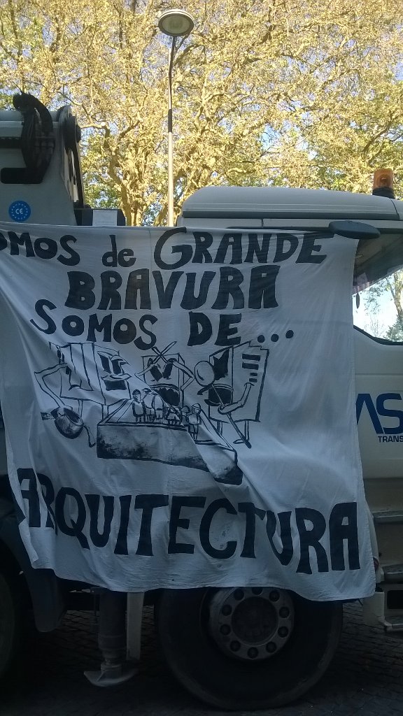 agnese_n's tweet photo. É o curso de mais bravura...é o curso de Arquitectura! #queimaporto #queima2016 #porto https://t.co/9bOSa20Znl