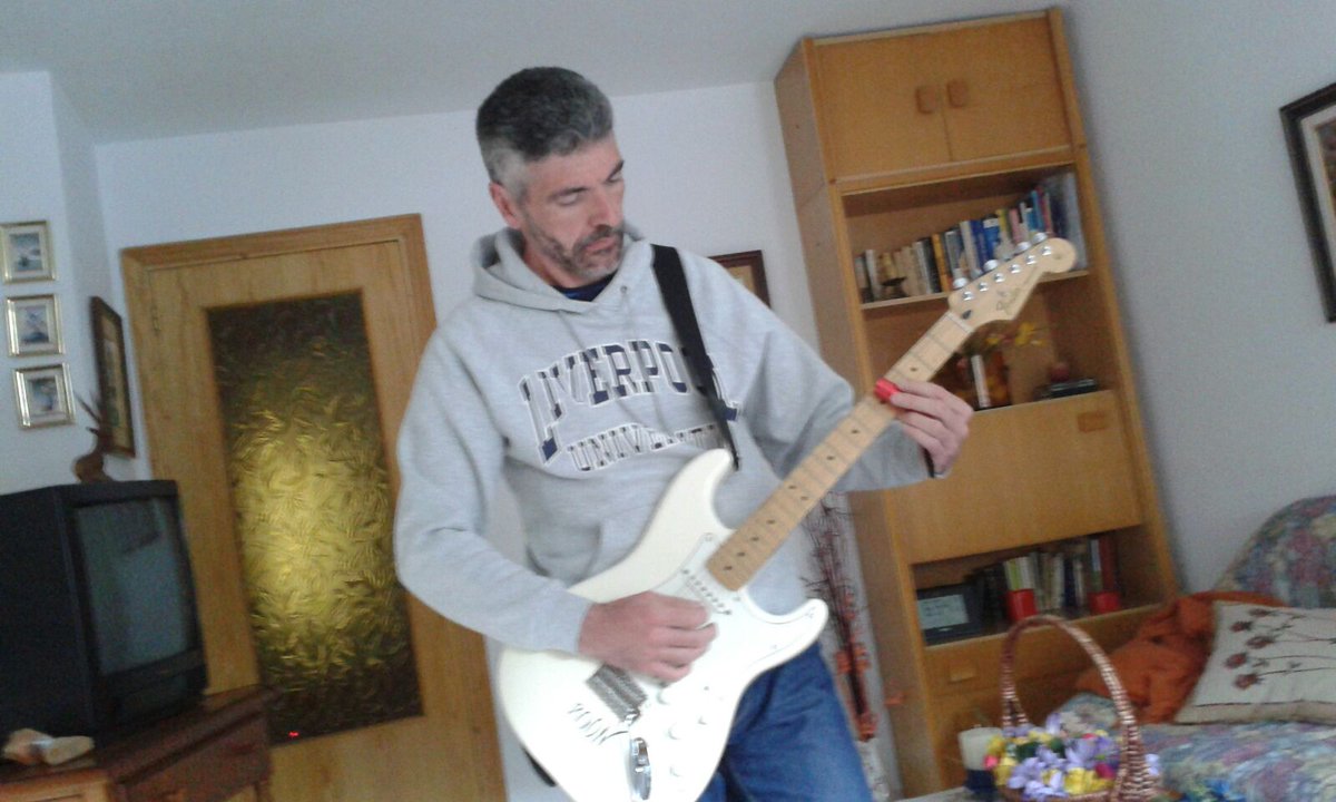 luis guitar tweet media