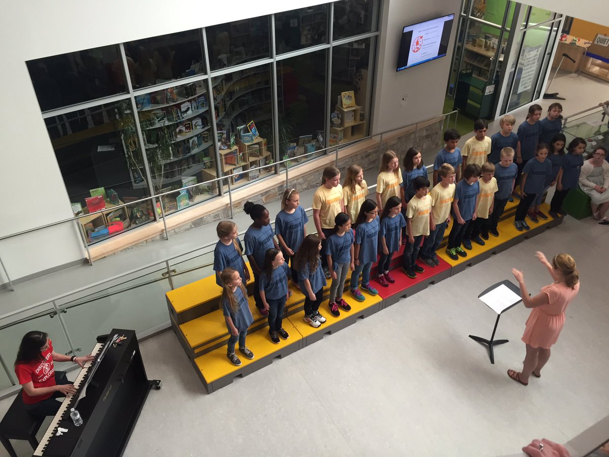 DiscoveryESPTA's tweet image. Art &amp;amp; Music Showcase @DiscoveryAPS tonight! @Mburkeart @ArtSpeaksLouder @MissKrupaDES @MsKateM @APSArts