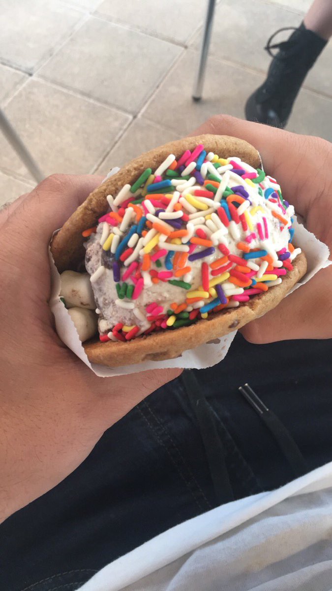 decacbhs's tweet photo. Serving up success with #CREAMAventura https://t.co/2e2EwHM0NB