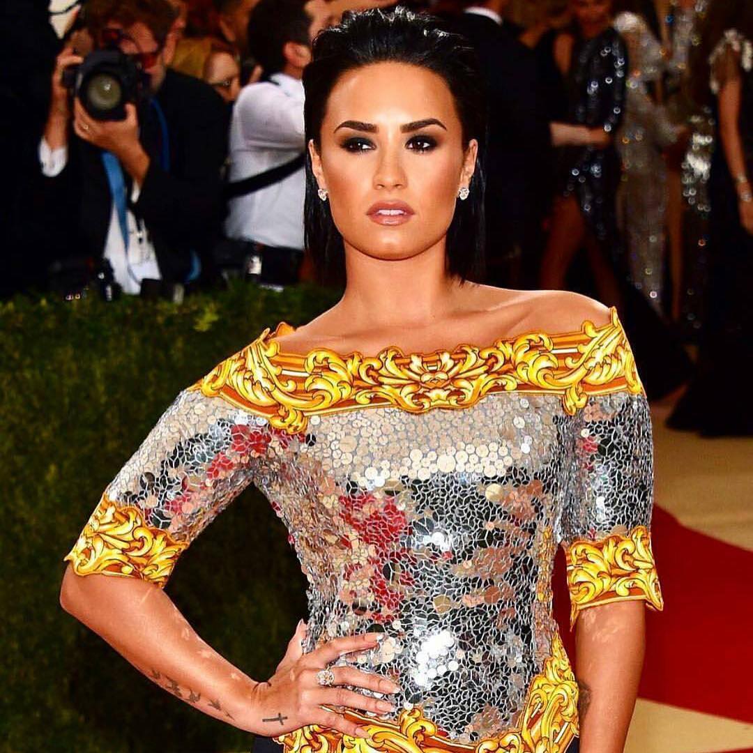 ddlovato: #MetBall2016 thanks the beautiful gown @itsjeremyscott 💗