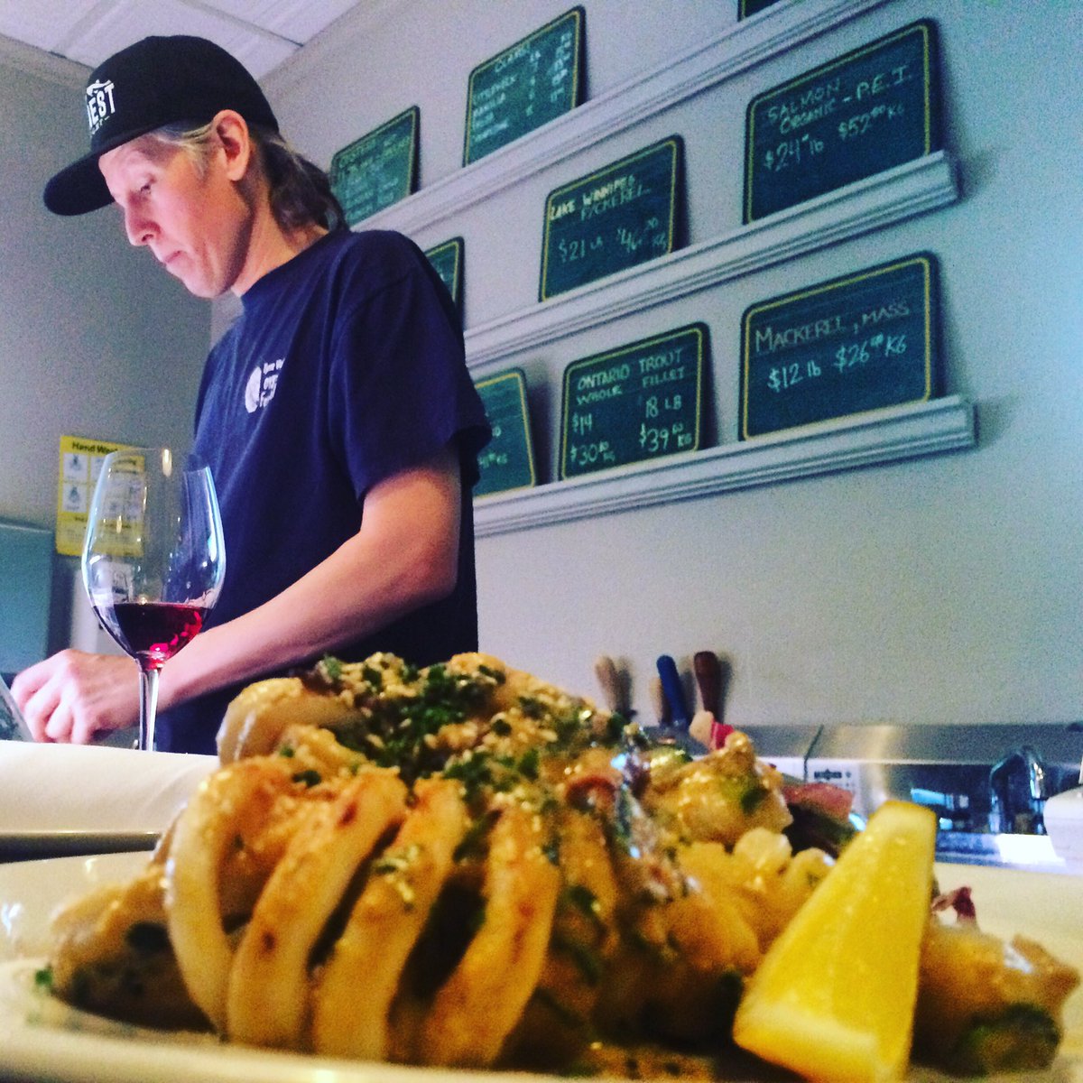 whatDMClikes's tweet photo. ...#JohnBil, #squid, #Sancerre...a super successful trek to #TheJunction for a night at #HonestWeight. #food #wine https://t.co/u1uhlywwyv
