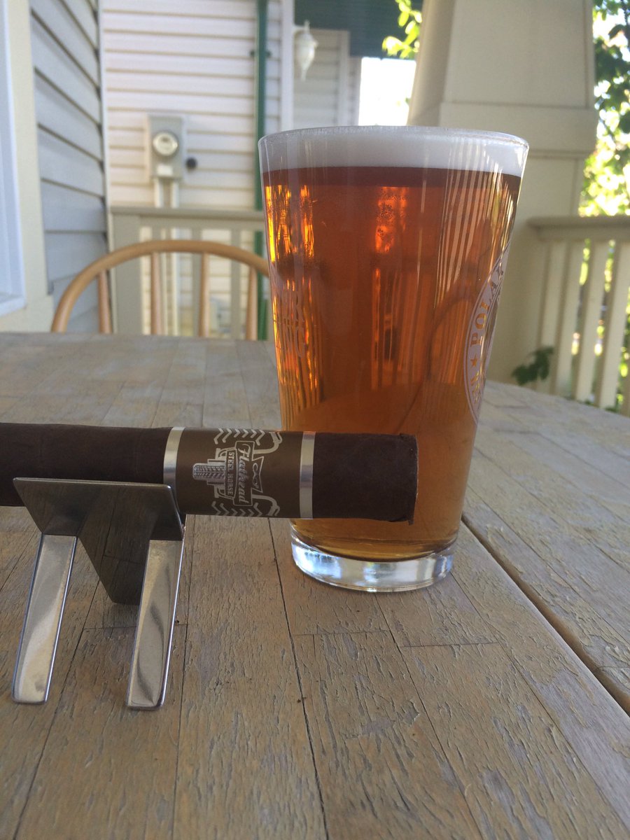 Mike_W_Simpson's tweet photo. @caocigars #SteelHorse & #BoddingtonsPubAle https://t.co/H0w1OGqpf4
