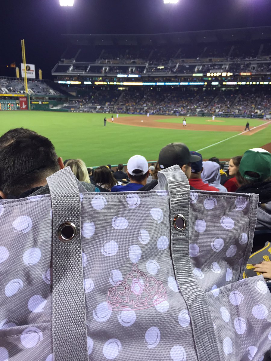 prekprincess13's tweet photo. Sporting my brand new @ThirtyOne bag at the baseball game! Love the pink crown!! #ThirtyOne #ThirtyOneGives https://t.co/VAX3FV0H4Z