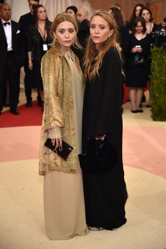 Ashley Olsen (left) in a vintage Fortuny velvet coat at the Met Gala #metball2016 #vintagestyle