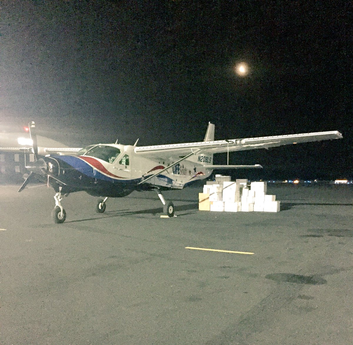 I thought my days of loading and unloading cargo at 2am were over! 6 turns a night 💪🏼 Fly. Load. Unload. Repeat.
