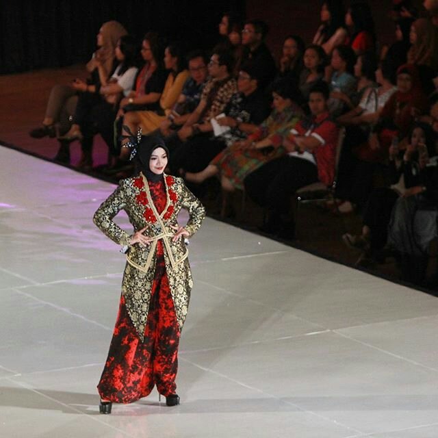 MlgFashMove's tweet photo. Fab runway from @dianpelangi. Muse: @bilools #mfm2016 https://t.co/vuNpEdgJT1