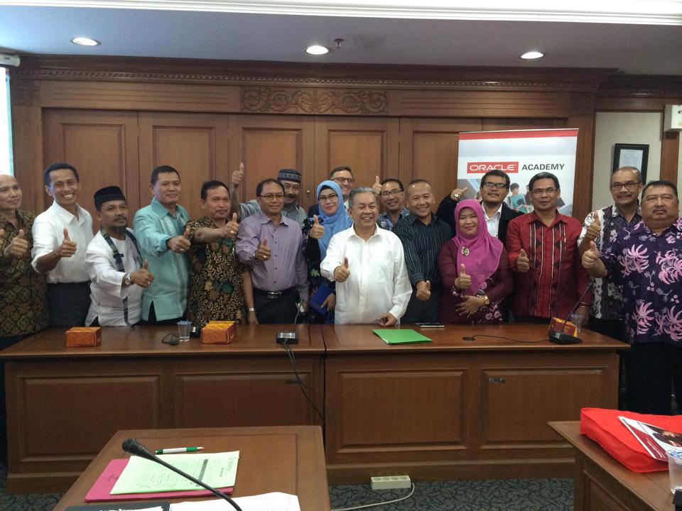 Partnership Agreement Direktur Pembinaan SMK dengan  Oracle Indonesia <a href="/ridwankamil/">Ridwan Kamil</a> <a href="/disdik_bandung/">Disdik Kota Bandung</a>
