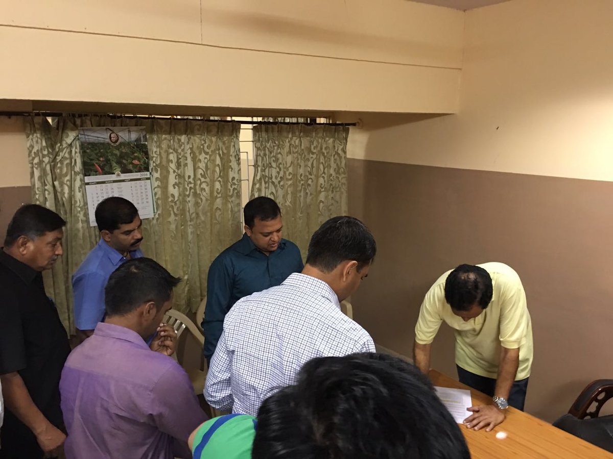 NaveenDahiyaIAC's tweet photo. #ParentsAgainstFeeHike r meeting with Karnataka edu minister
@WFRising @Bangaloremirror @TheHindu @TheDeccanHerald https://t.co/rLYFpEmuan