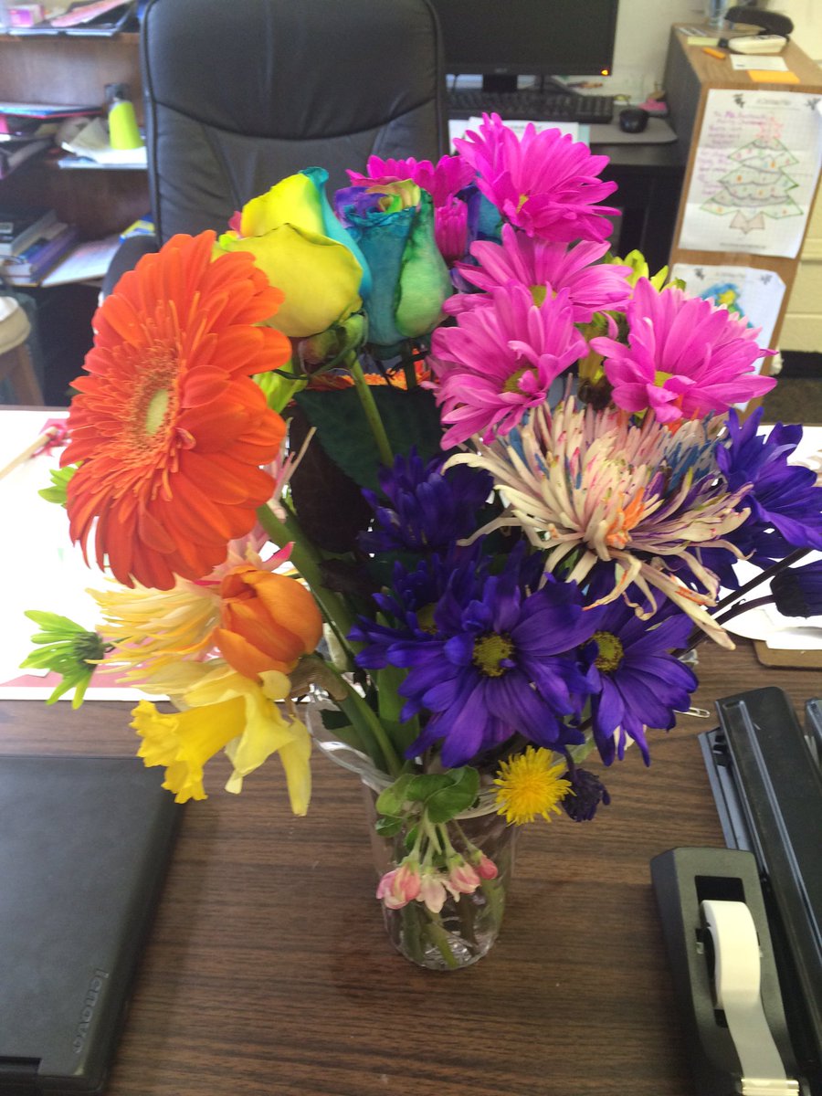 hbiernacki5's tweet photo. A huge thanks to all of my students for helping to create this beautiful and unique bouquet! #mystudentsarethebest https://t.co/3lVnGDrEA6