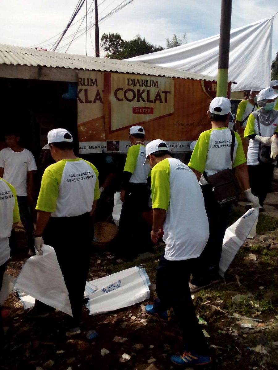 Giat Opsih Sampah Sungai Cisirung @URC Brsama Buruh 040516 #MayDay #Salamsabilulungan <a href="/Kang_DN1/">Dadang M Naser</a> <a href="/humaskabbandung/">Humas Pemkab Bandung</a>