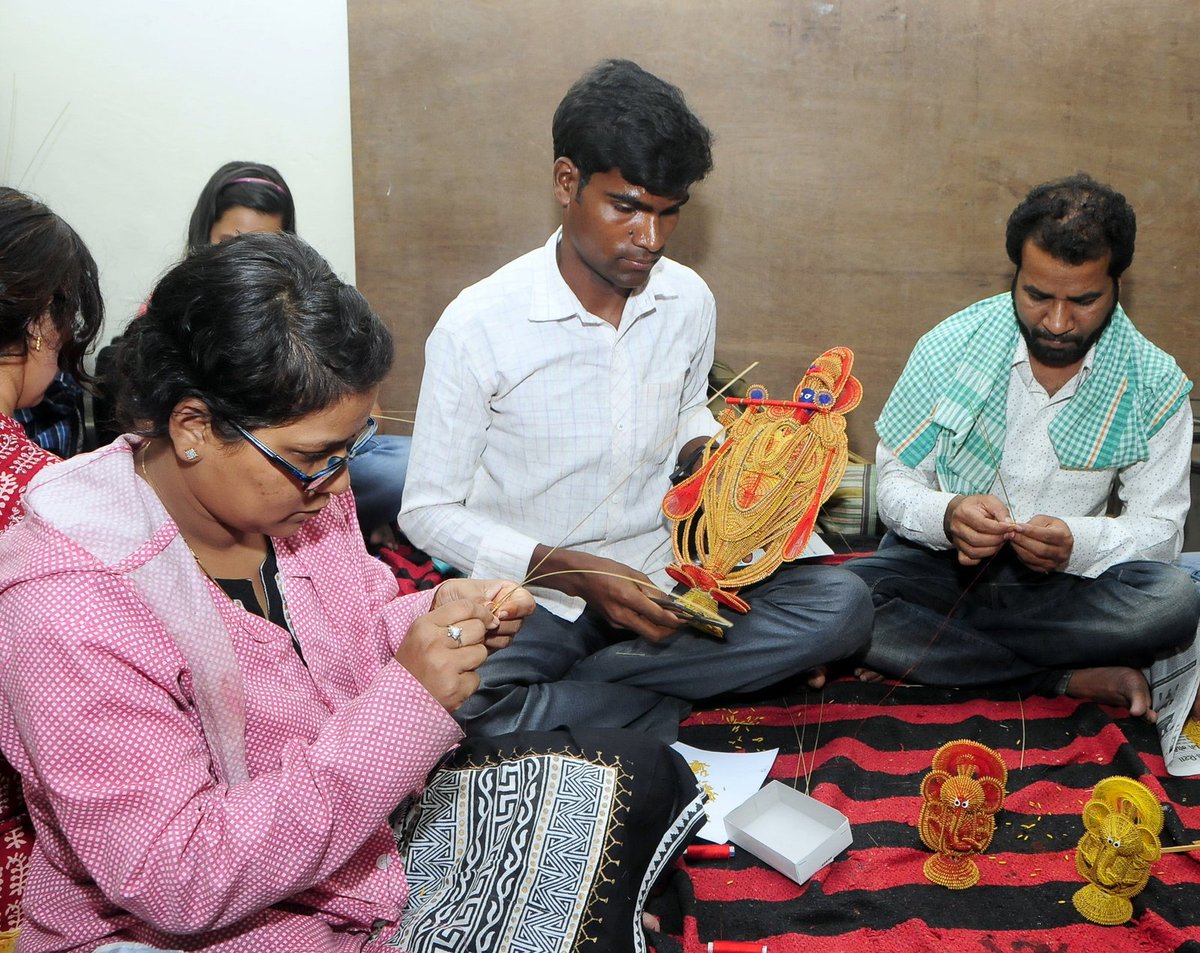 MinOfCultureGoI's tweet photo. @igrms भोपाल द्वारा #उड़ीसा #धान-शिल्प का प्रशिक्षण प्रारंभ...Training of #PaddyCraft of #Odisha begins https://t.co/pB8QxqixTn