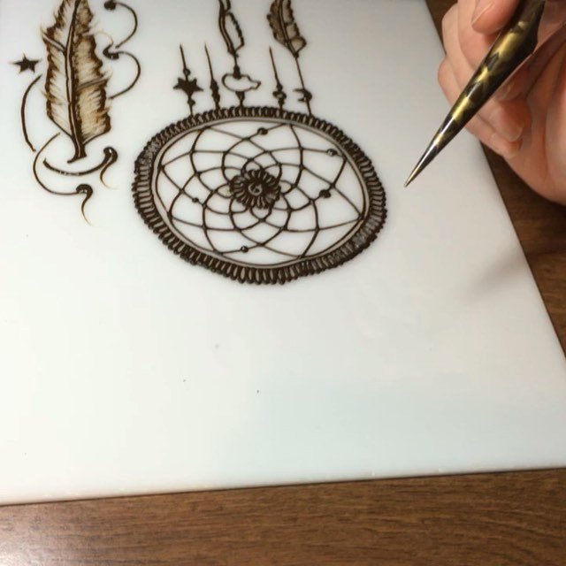 LifeAtWarpSpeed's tweet photo. Practicing dream catchers and feathers. Here's a fast feather! #feather #hennavideo #henna⦠https://t.co/zNELIoN9xX https://t.co/bTyTx5ESnm