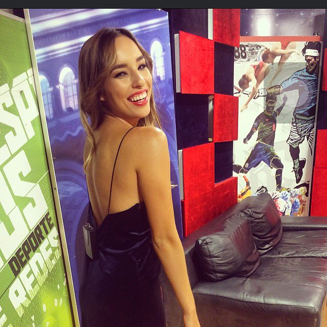 mafercova's tweet photo. "Nunca te olvides de sonreír porque el día que no sonrías será un día perdido" #smile Lista para @oficial4tiempos https://t.co/N86GJM83MD