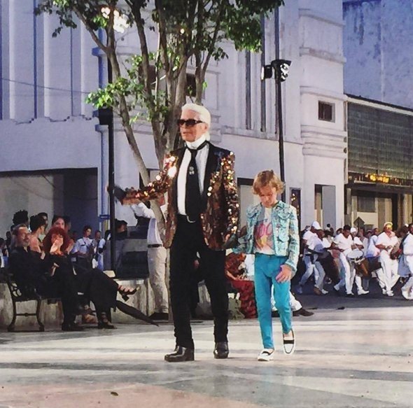 Magentaths's tweet image. OMG !!! #CocoCuba #chanelcruisecuba #ComunicacionModa I really love this man !!! @KarlLagerfeld