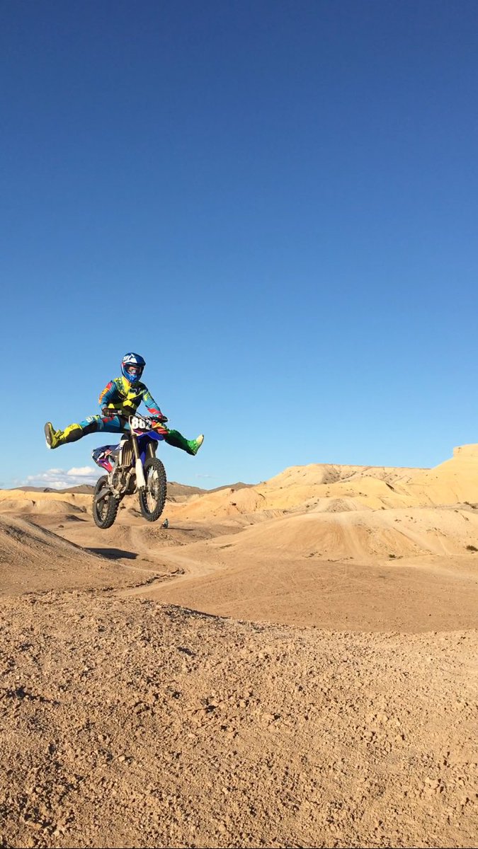 KWrathall882's tweet photo. Goonin around at apex yesterday 😂😂 #DBKz https://t.co/FRZQ6RUPgc